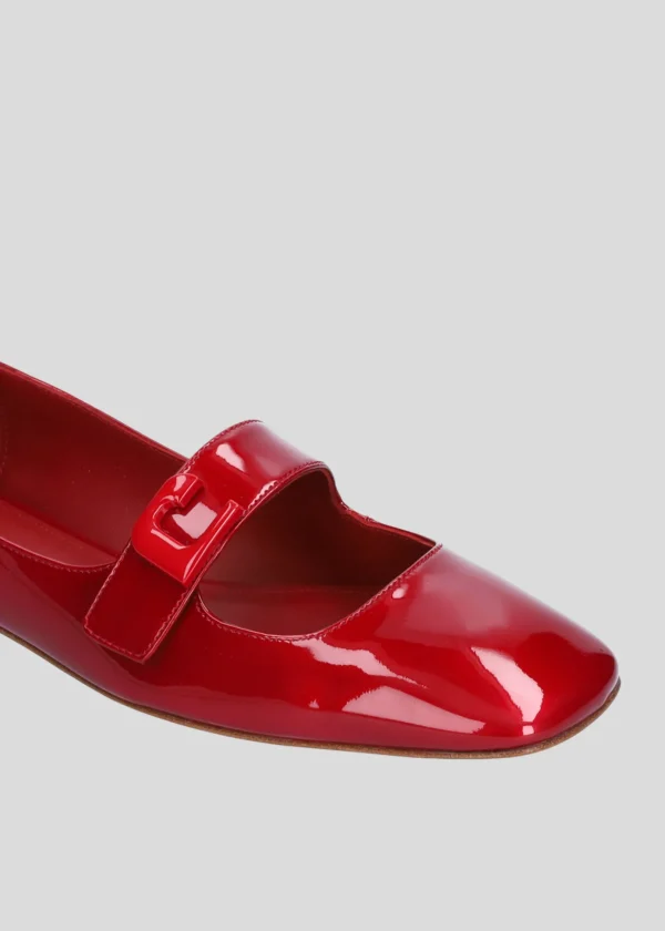 LOLA FLAT
